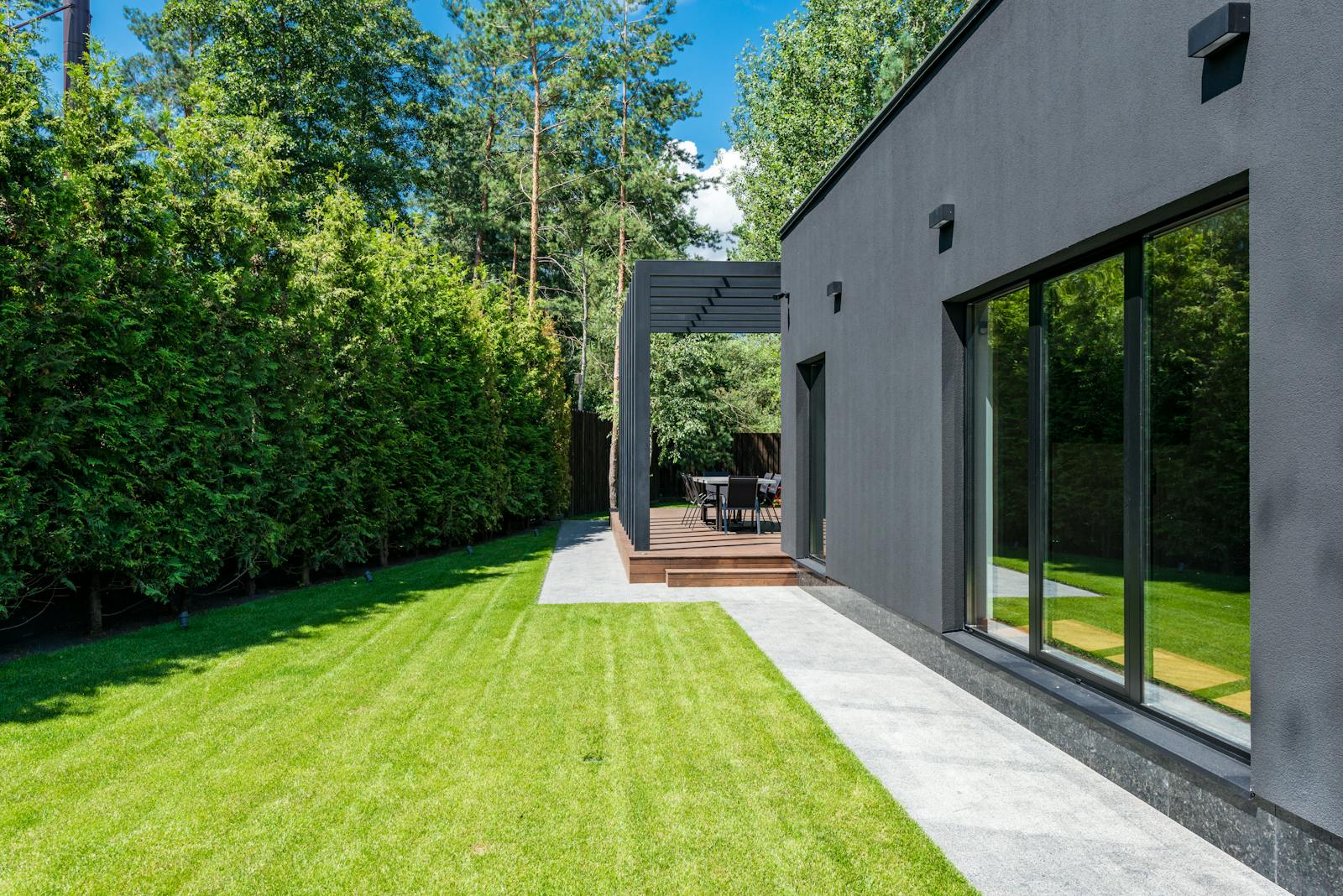 Residencia moderna con fachada limpia